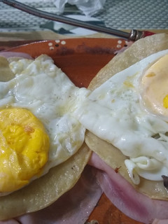 Una foto de Huevos motuleños