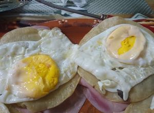 Una foto de Huevos motuleños