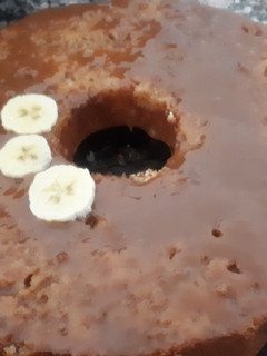 Una foto de Bizcochuelo fácil de banana y dulce de leche