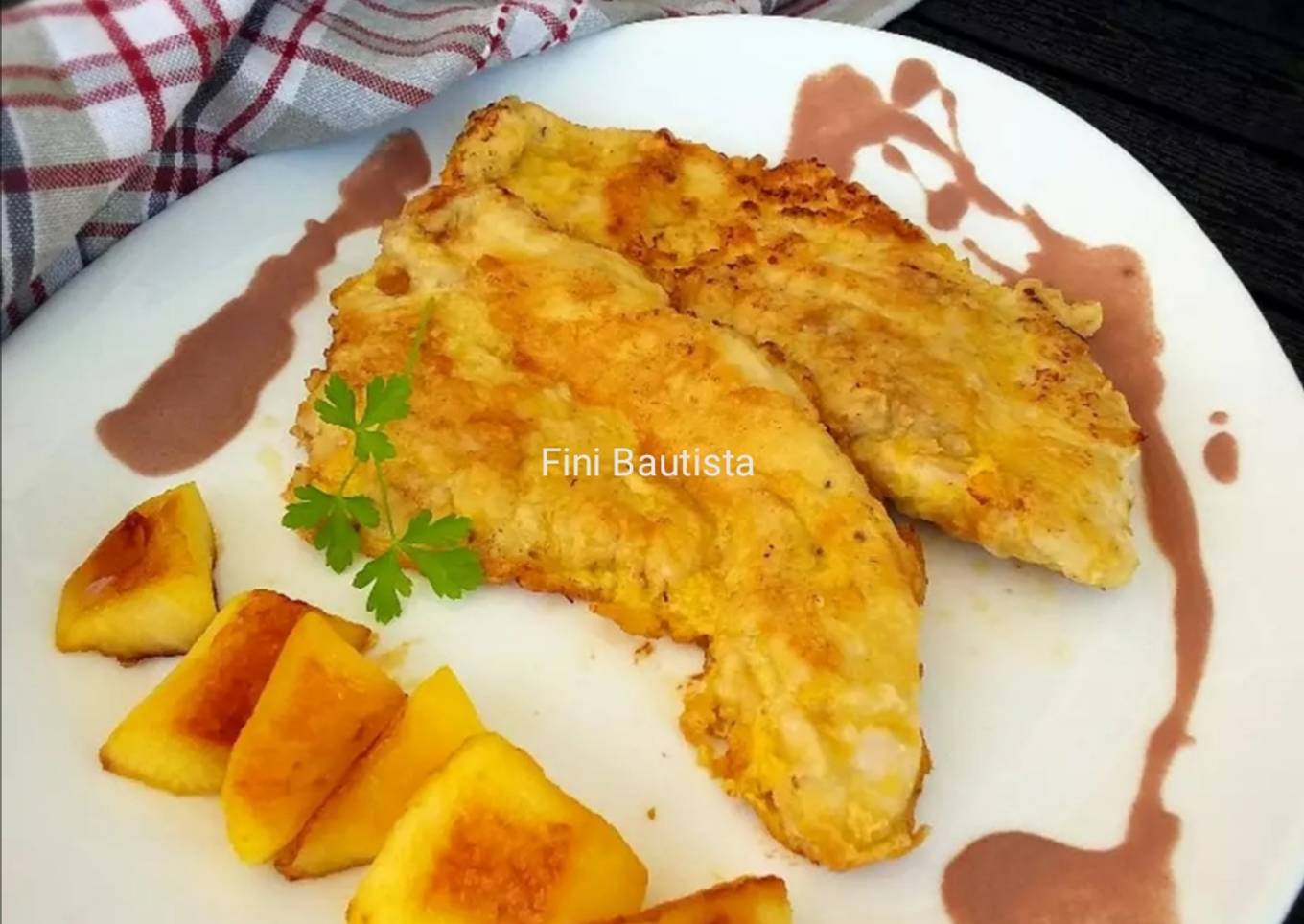 Pechuga de pavo rebozada con salsa de vino