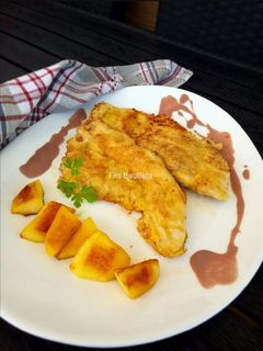 Una foto de Pechuga de pavo rebozada con salsa de vino