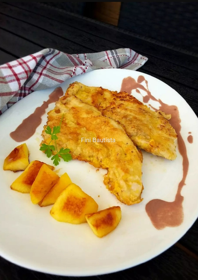 Una foto de Pechuga de pavo rebozada con salsa de vino