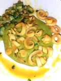 Riccioli di calamaro con crema di patate,zucchine e piselli