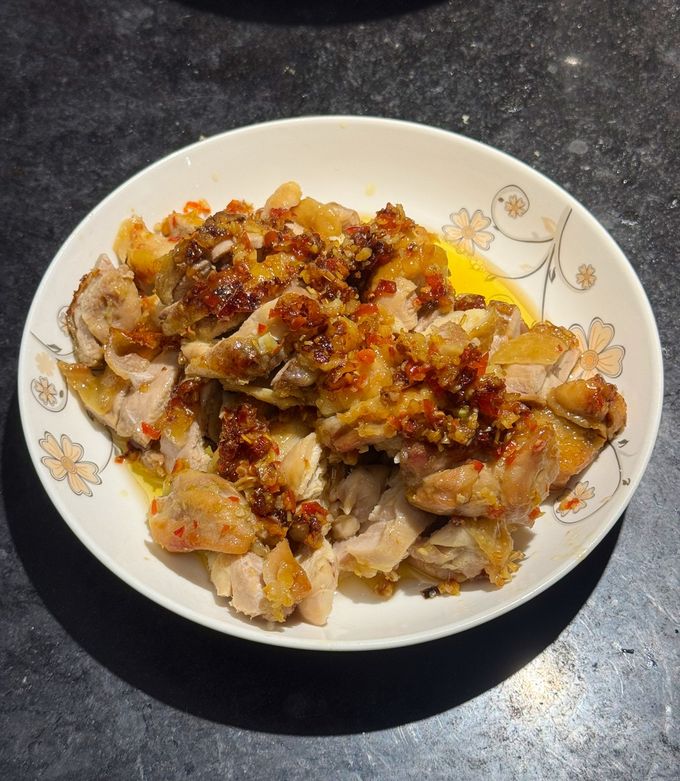 Hình của món Đùi Gà Rút Xương áp chảo EatWell.