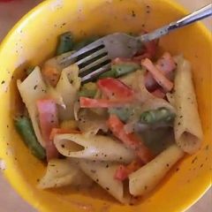 A picture of White sauce pasta.