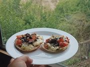 Una foto de pesto de tomate
