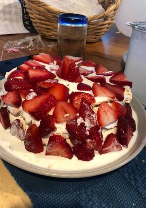 Una foto de Merengón con fresas 🍓