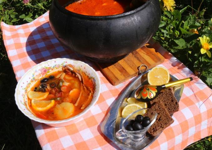 Солянка! Сборная, мясная в чугунке. Простой рецепт с копчеными ребрышками