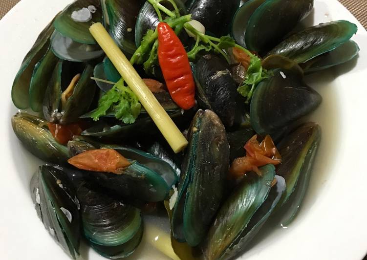 Green Mussels Soup with Thai Herbs