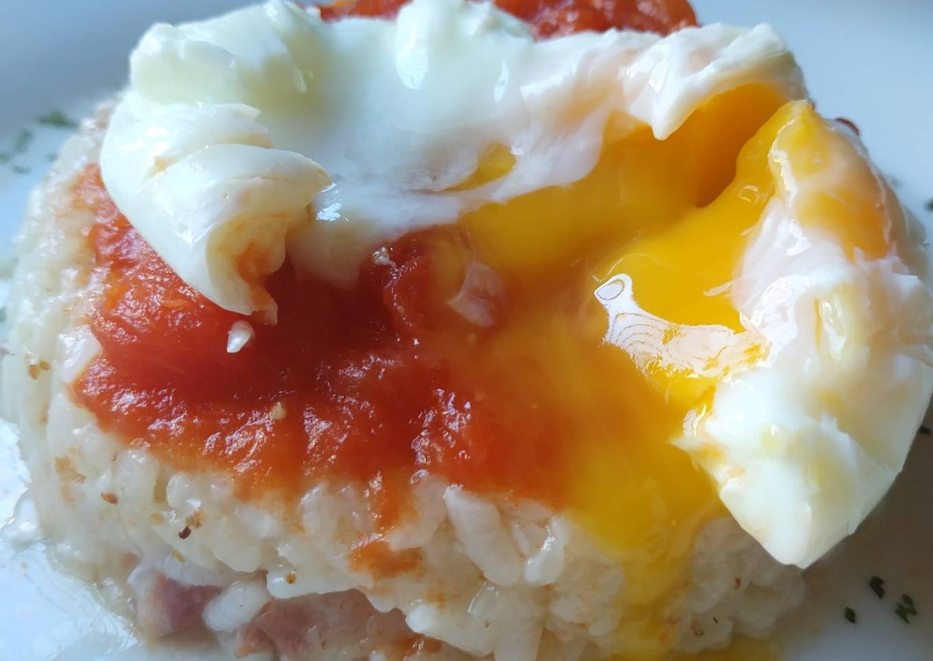 Arroz parecido (a la cubana) con huevo poche