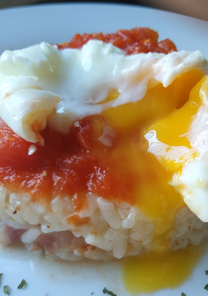 Una foto de Arroz parecido (a la cubana) con huevo poche