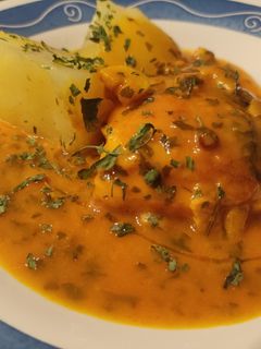 Una foto de Merluza de Pincho en Salsa de Azafrán y Pimentón con Patatas Cocidas en Caldo de Verduras