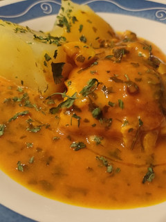 Una foto de Merluza de Pincho en Salsa de Azafrán y Pimentón con Patatas Cocidas en Caldo de Verduras