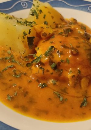 Foto principal de Merluza de Pincho en Salsa de Azafrán y Pimentón con Patatas Cocidas en Caldo de Verduras