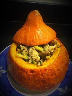 Une photo de Potimarron farci au poulet, fèves et châtaignes - LRQDO