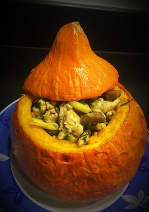 Une photo de Potimarron farci au poulet, fèves et châtaignes - LRQDO