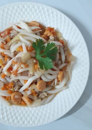 รูปของ "เกี้ยมอี๋ราดหน้าไส้กรอกหมูสับ"🐷🥕🧅🍅🧄