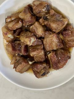 Hình của món Sườn non kho tiêu.