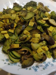 Una foto de Tofu con verduras al vapor con curry