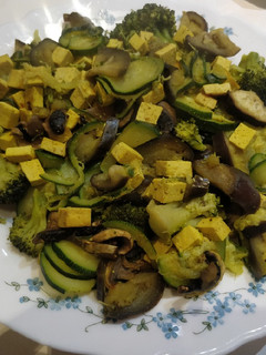 Una foto de Tofu con verduras al vapor con curry