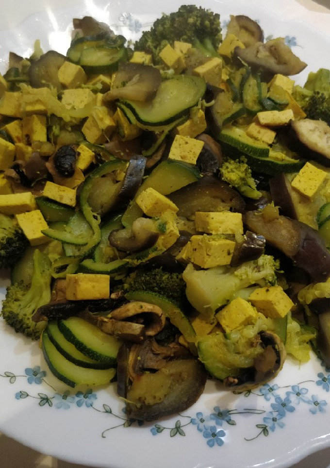 Una foto de Tofu con verduras al vapor con curry
