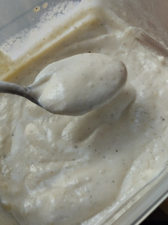 Una foto de Salsa🫕 cremosa de ajo🧄 y queso🧀
