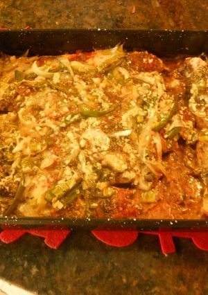 Una foto de Pescado al horno con cebolla y ají