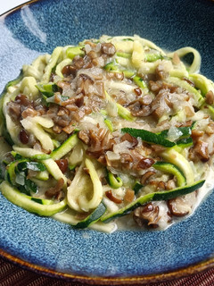 Una foto de Espaguetis de calabacín a la carbonara de setas