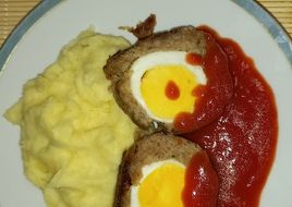 Ruladă din carne măcinată și ouă