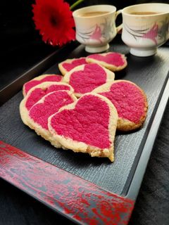 ভ্যানিলা হার্ট কুকিজ (Vanilla heart cookies recipe in Bengali) রেসিপির প্রধান ছবি