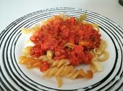 Una foto de macarrones con carne molida
