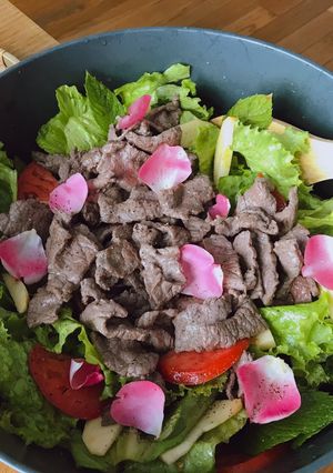 Hình của món Salad Bò Xào & Hoa Hồng Sốt Dầu Dấm Mù Tạt.