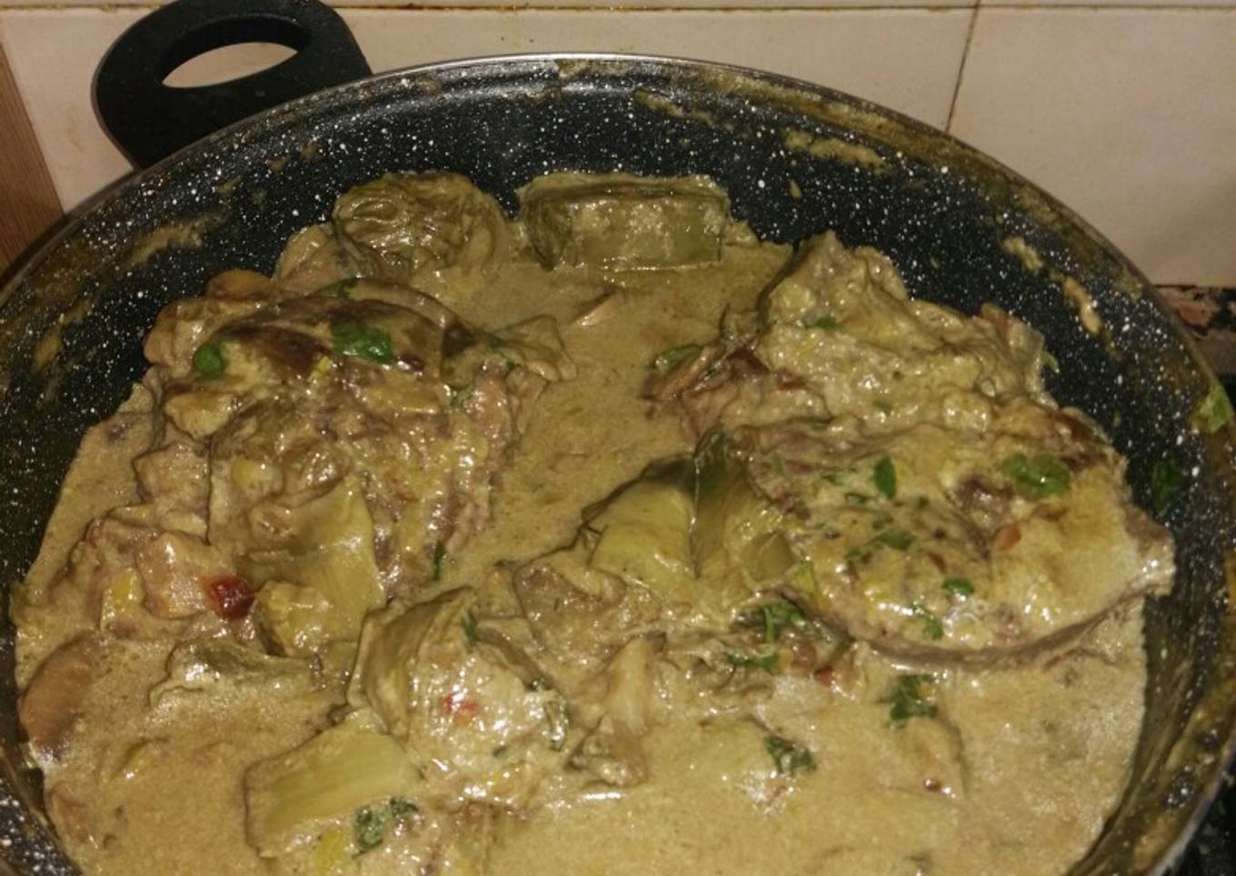Carrilleras de cerdo con alcachofas y champiñones
