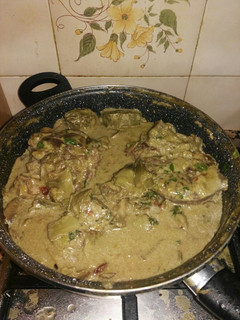 Una foto de Carrilleras de cerdo con alcachofas y champiñones