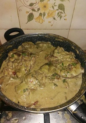 Una foto de Carrilleras de cerdo con alcachofas y champiñones