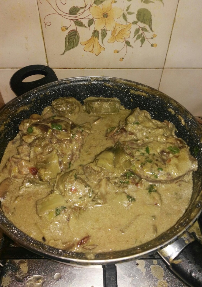 Una foto de Carrilleras de cerdo con alcachofas y champiñones