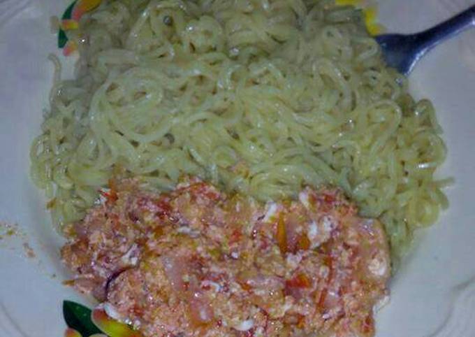 Indomie noodles with fried eggs