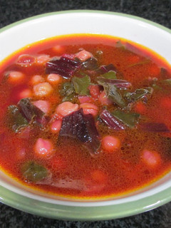 Foto principal de Sopa de hojas de remolacha con garbanzos- veggie