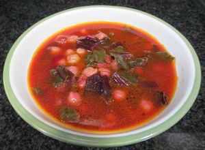 Foto principal de Sopa de hojas de remolacha con garbanzos- veggie