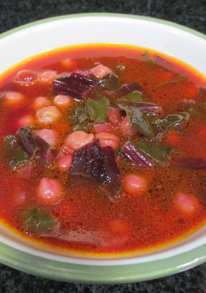 Una foto de Sopa de hojas de remolacha con garbanzos- veggie