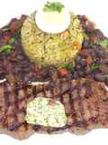 BISTEC A LA PLANCHA CON MANTEQUILLA DE HIERBAS. POROTOS NEGROS GUISADOS Y ARROZ AL PESTO