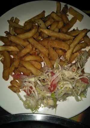 A picture of Fried ships with salad.