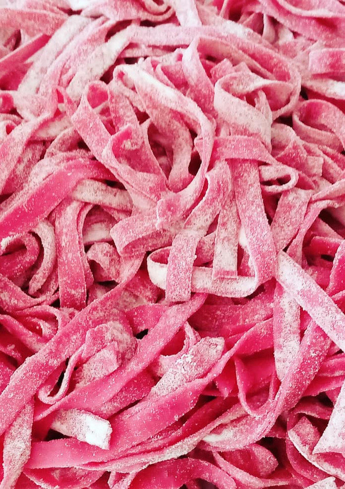 Una foto de Tallarines de remolacha