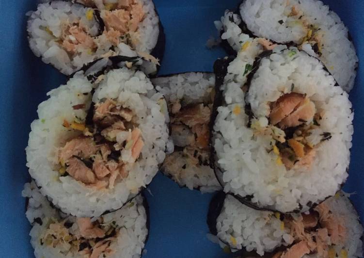 Bagaimana Membuat Salmon sushi mixed with dry vegetables Anti Gagal