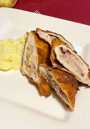 Sajttal-sonkával-gombával töltött karaj rántva recept fotója