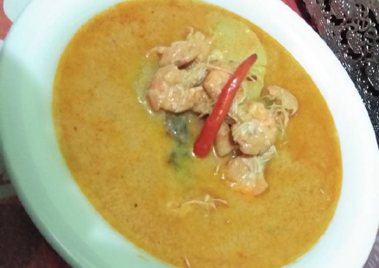 Bagaimana Menyiapkan Gulai udang kentang, Enak