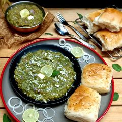 A picture of Hariyali Pav Bhaji - nutritious twist to the Indian street food.