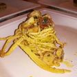 Spaghetti al prezzemolo fritti con persico saltato e pomodorini