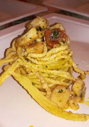 Foto di Spaghetti al prezzemolo fritti con persico saltato e pomodorini