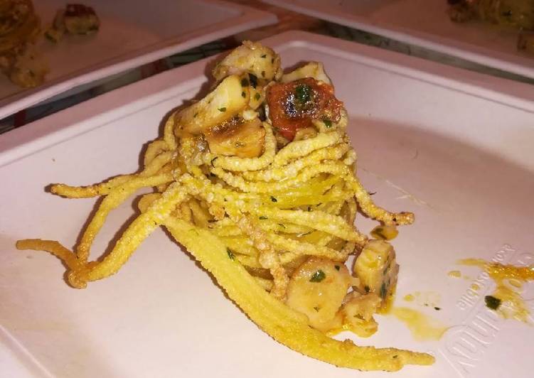 Spaghetti al prezzemolo fritti con persico saltato e pomodorini